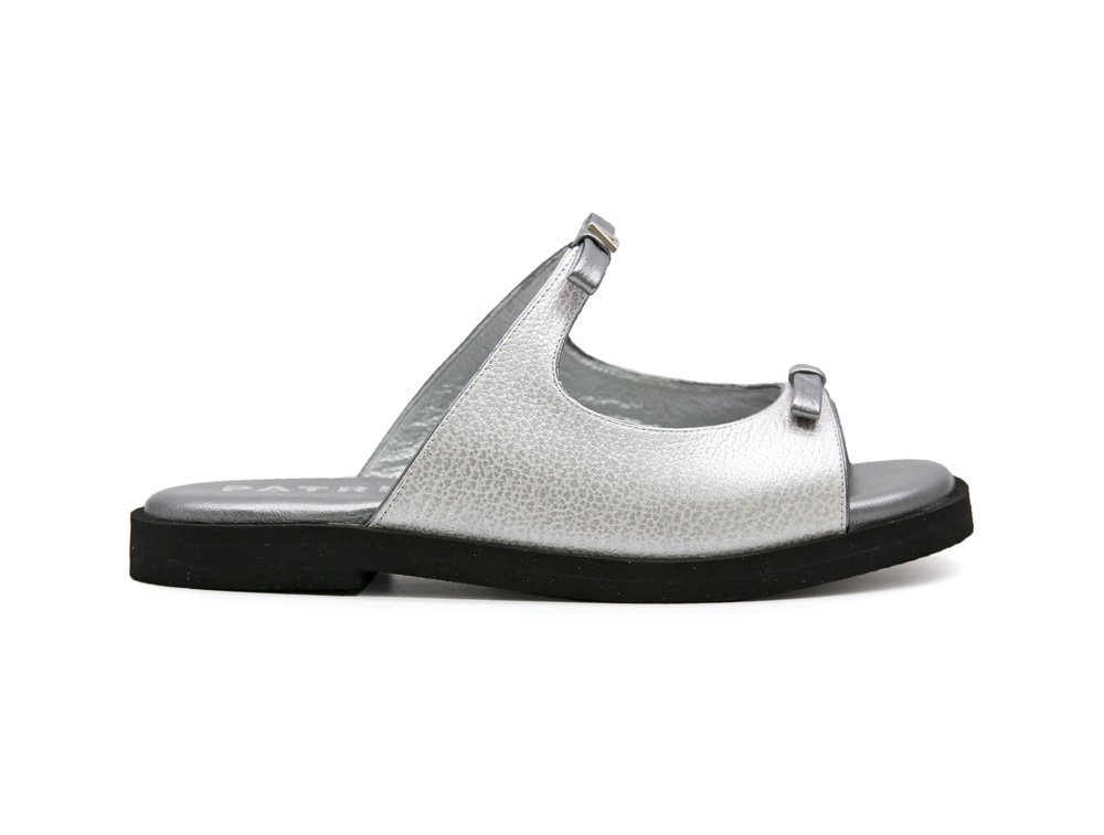 Sandalia en cuero plata