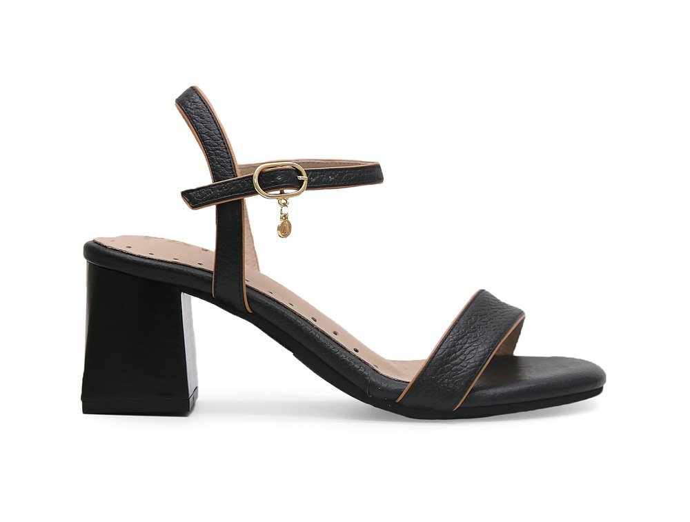 Sandalia en cuero negro