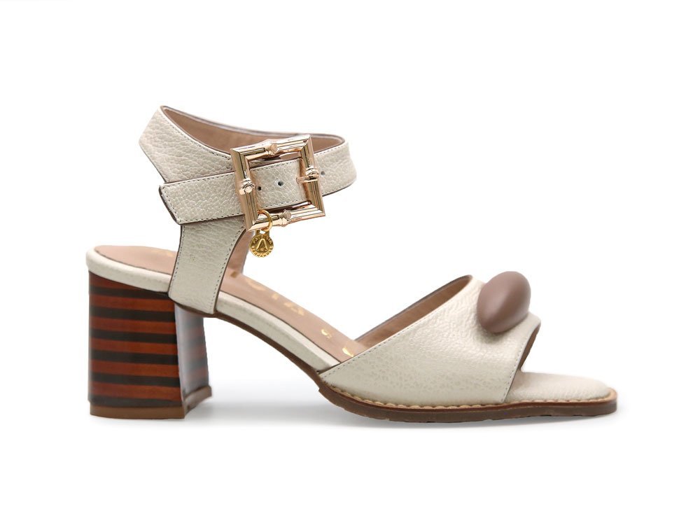 Sandalia en cuero talco