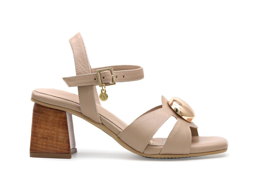 Sandalia en cuero mantequilla