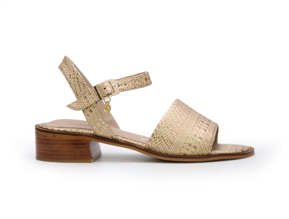 Sandalia en cuero oro