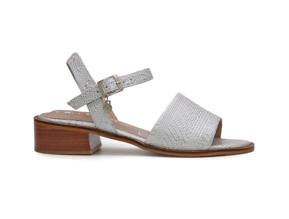 Sandalia en cuero plata