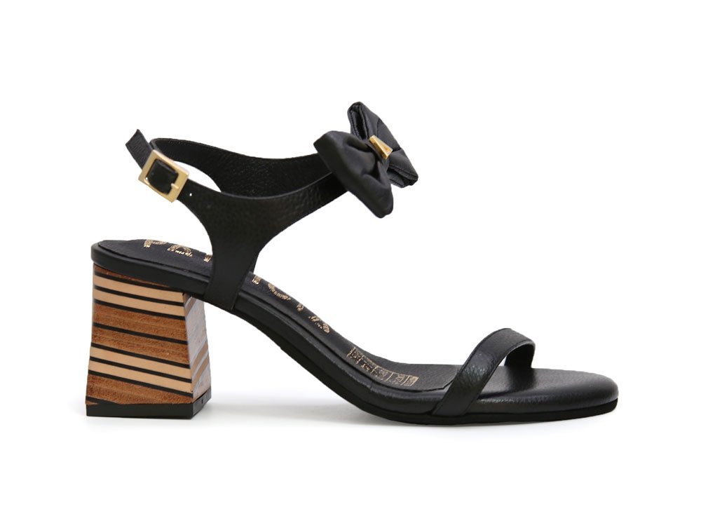 sandalia en cuero negro