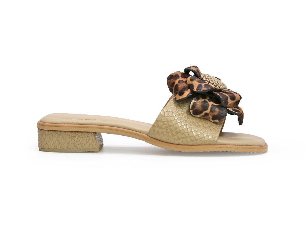 Sandalia en cuero arena