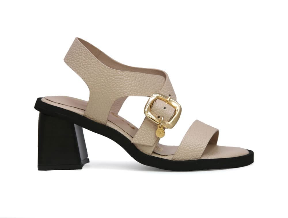 Sandalia en cuero arena