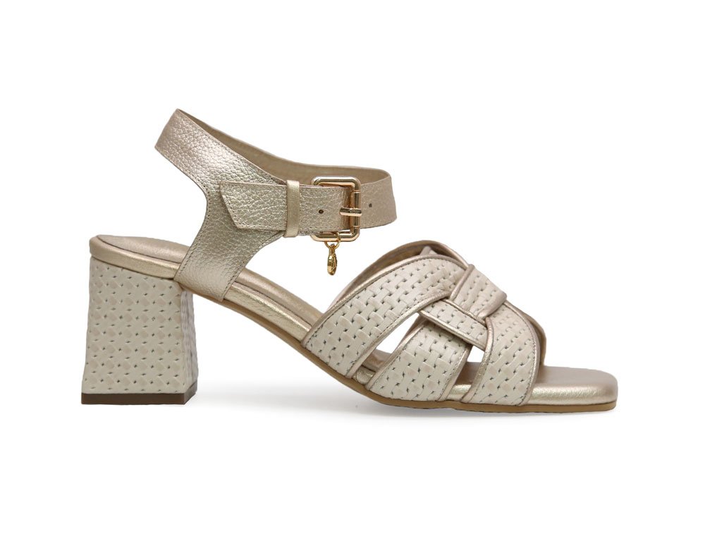 Sandalia en cuero oro