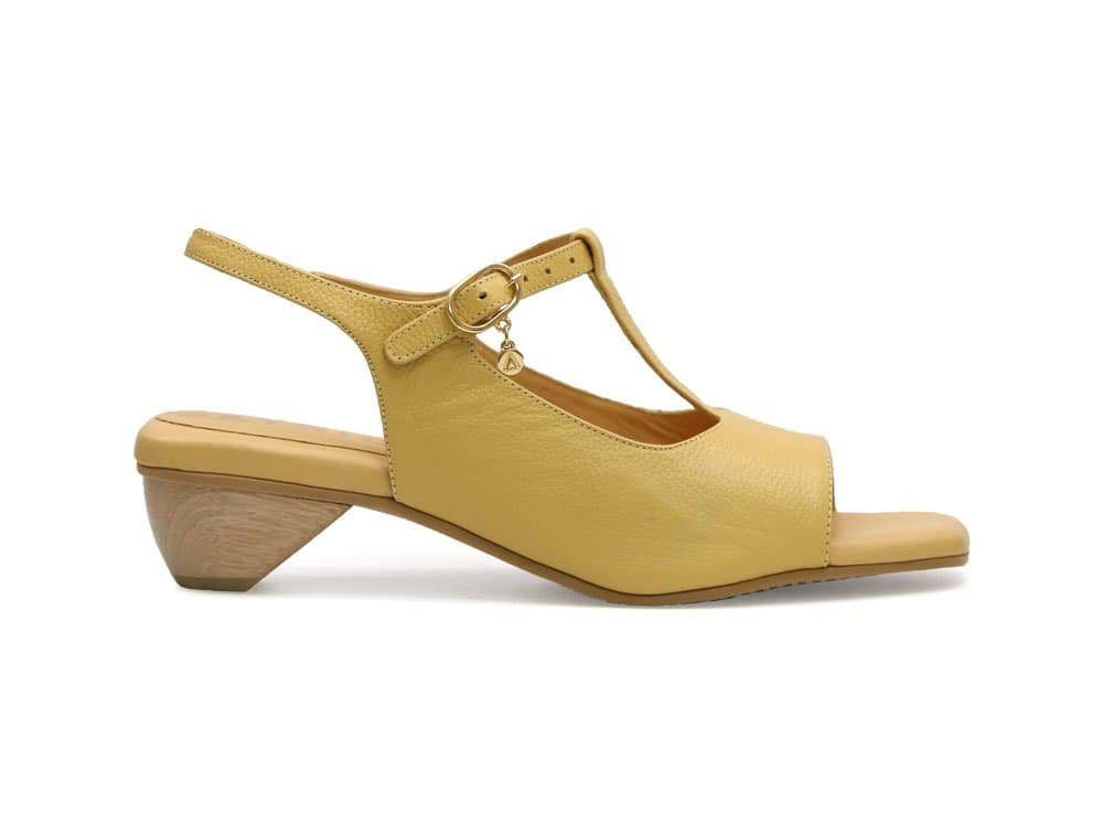 Sandalia de cuero en color maíz con tacón bajo y correa ajustable.