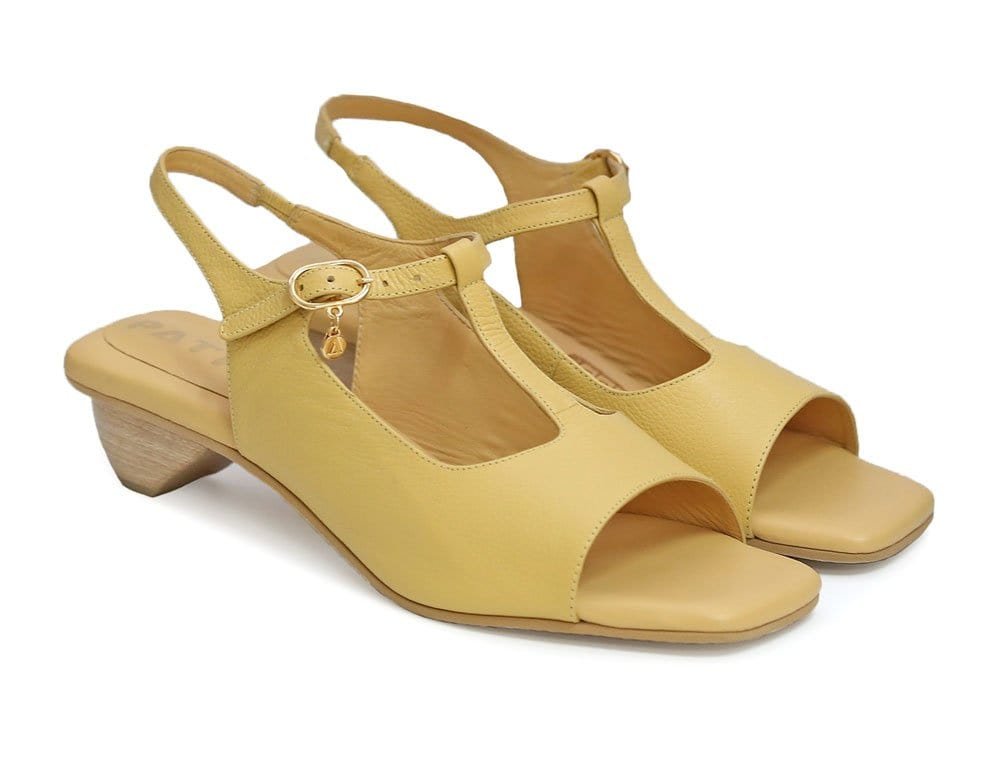 Sandalia en cuero maíz con tiras y tacón bajo, ideal para looks casuales y sofisticados.