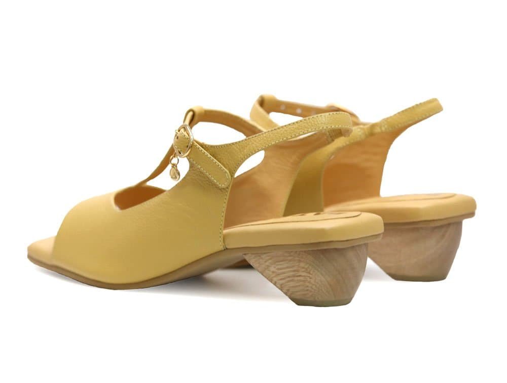 Sandalia en cuero con tacón de madera, estilo elegante y cómodo para ocasiones especiales.
