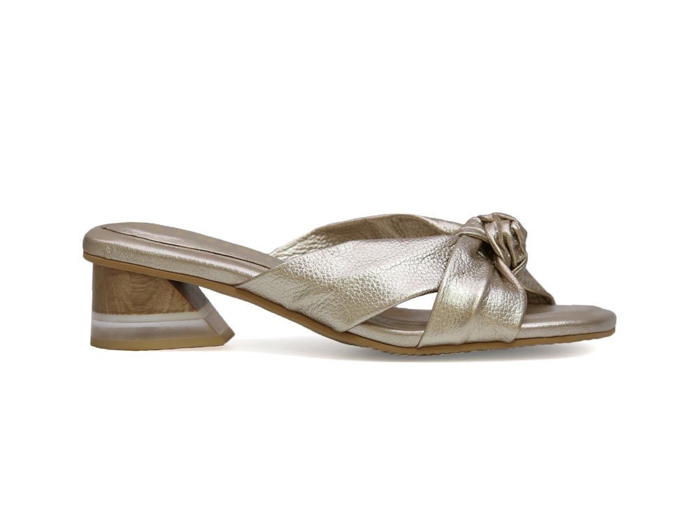 Sandalia en cuero oro