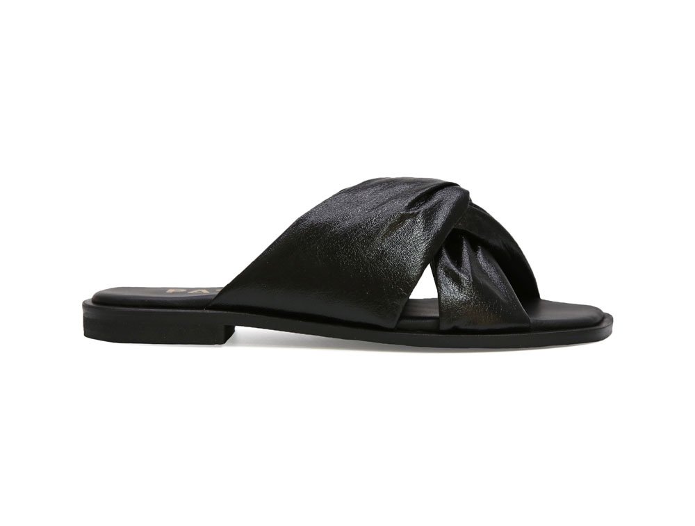 Sandalia en cuero negro