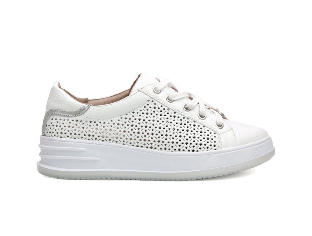 Tenis en cuero blanco