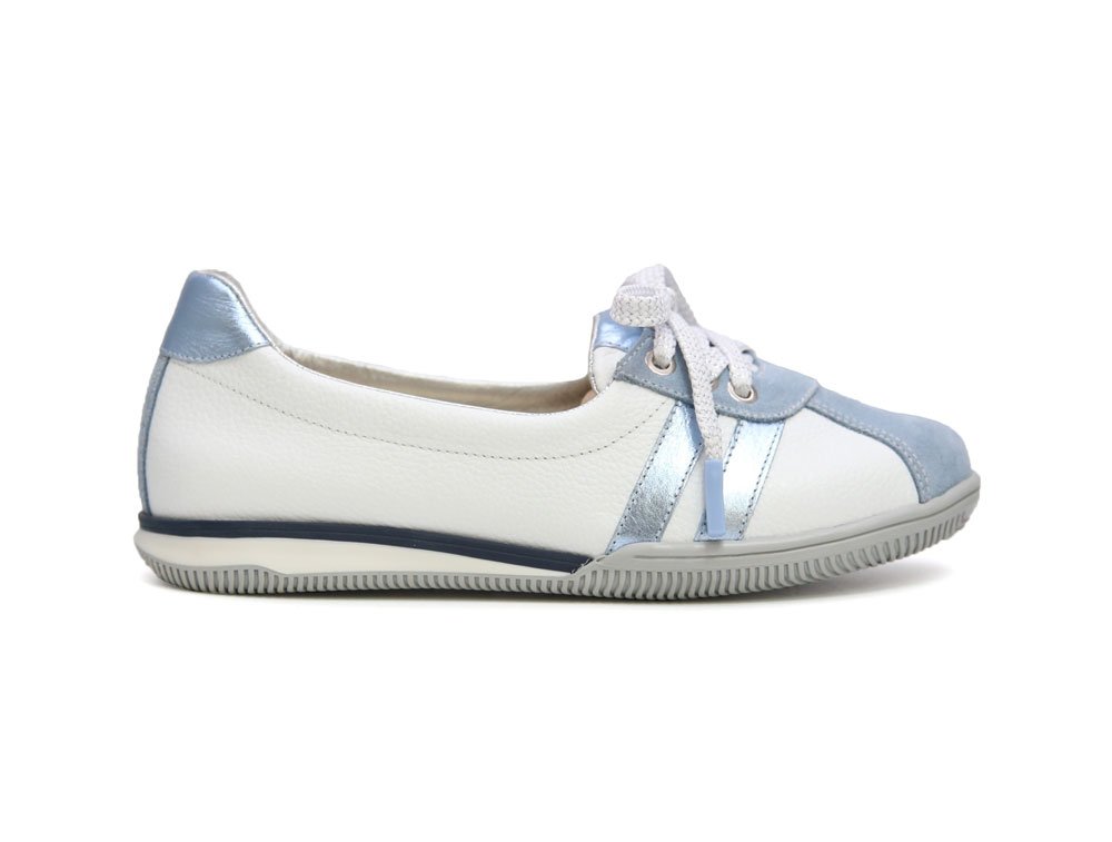 Tenis en cuero celeste