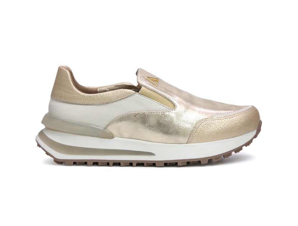 Tenis en cuero dorado