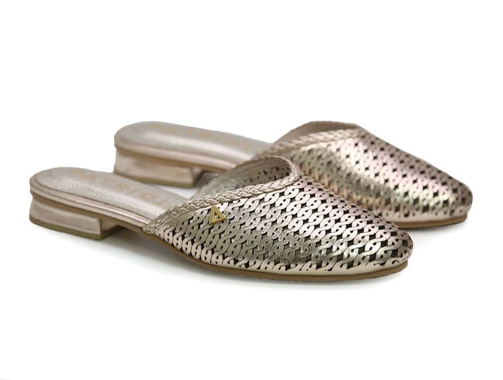 Alternative view of Zuecos en cuero oro