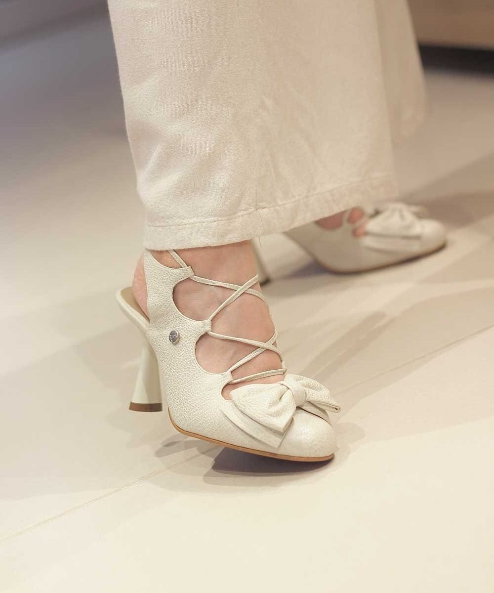Zapatilla de tacon en cuero blanco perla