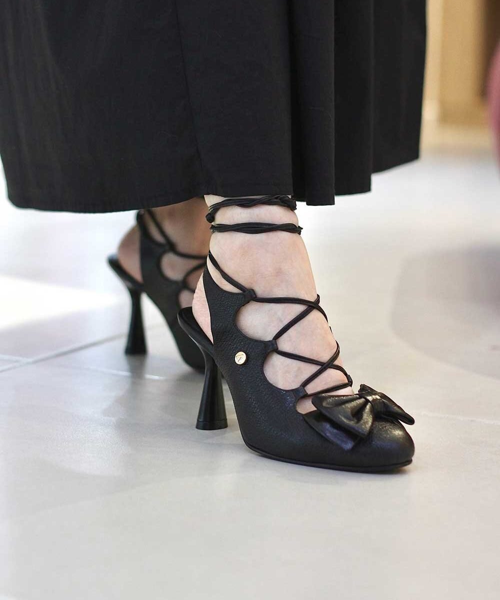 Zapatilla de tacón en cuero negro