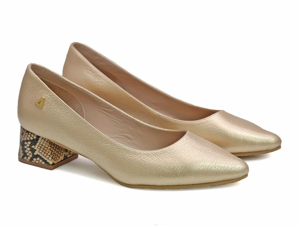 Alternative view of Zapatilla de tacon en cuero dorado