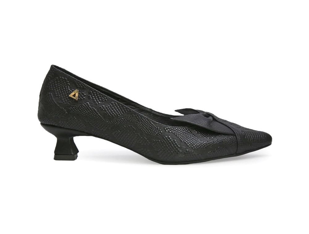 Zapatilla de tacon en cuero negro