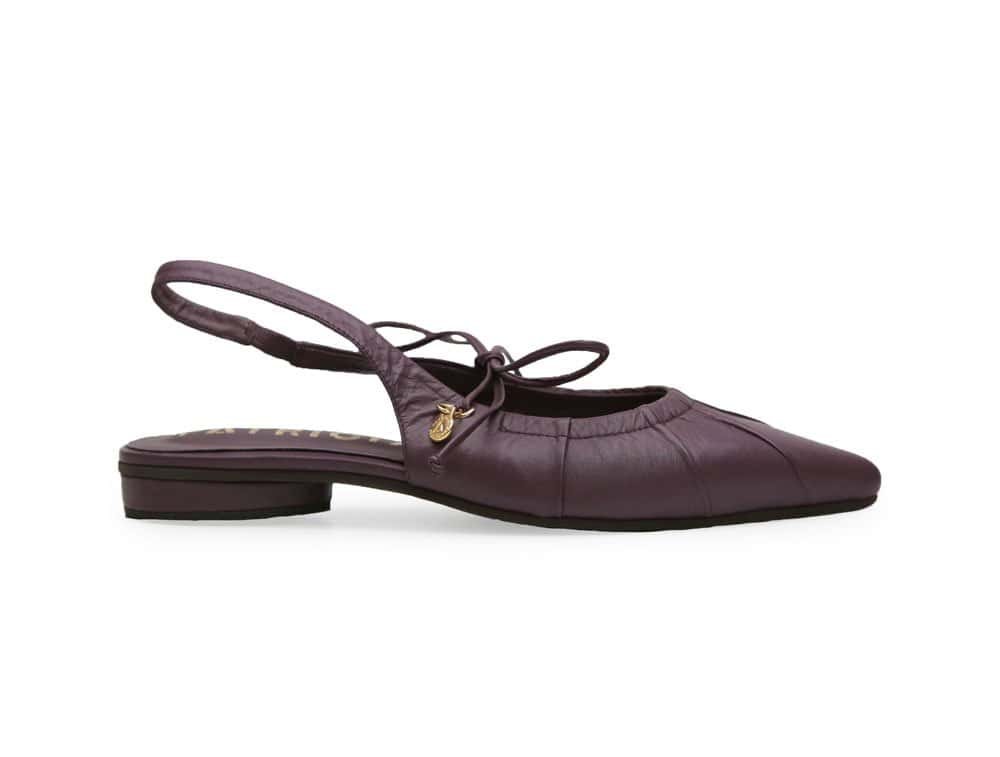 Zapato de ballet en cuero berenje con diseño elegante y cómodo. Perfecto para bailarinas que buscan.