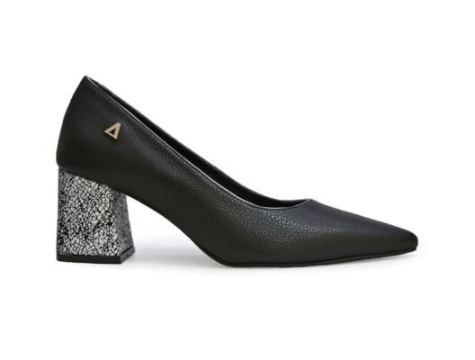 Zapatilla de tacon en cuero negro