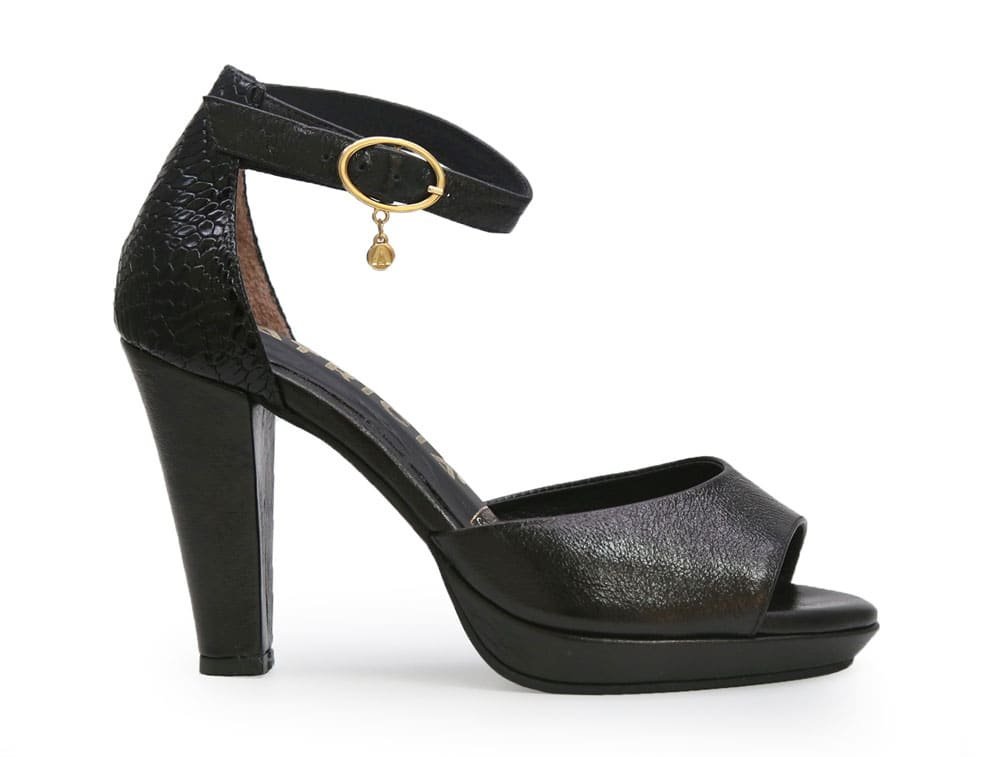 Sandalia en cuero negro