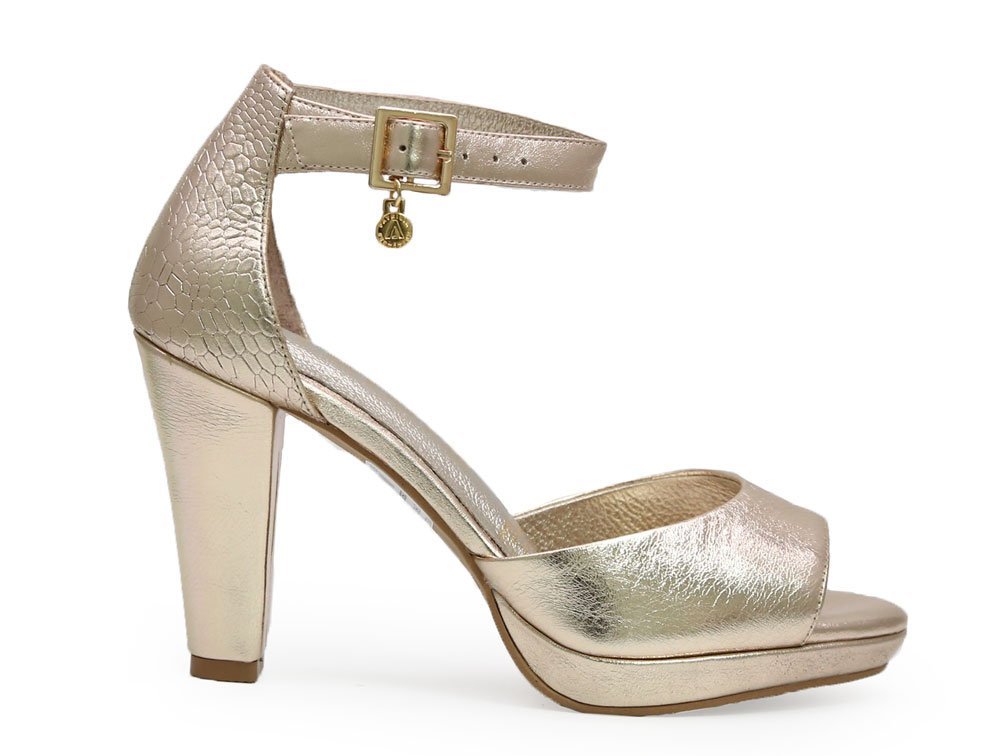 Sandalia en cuero dorado