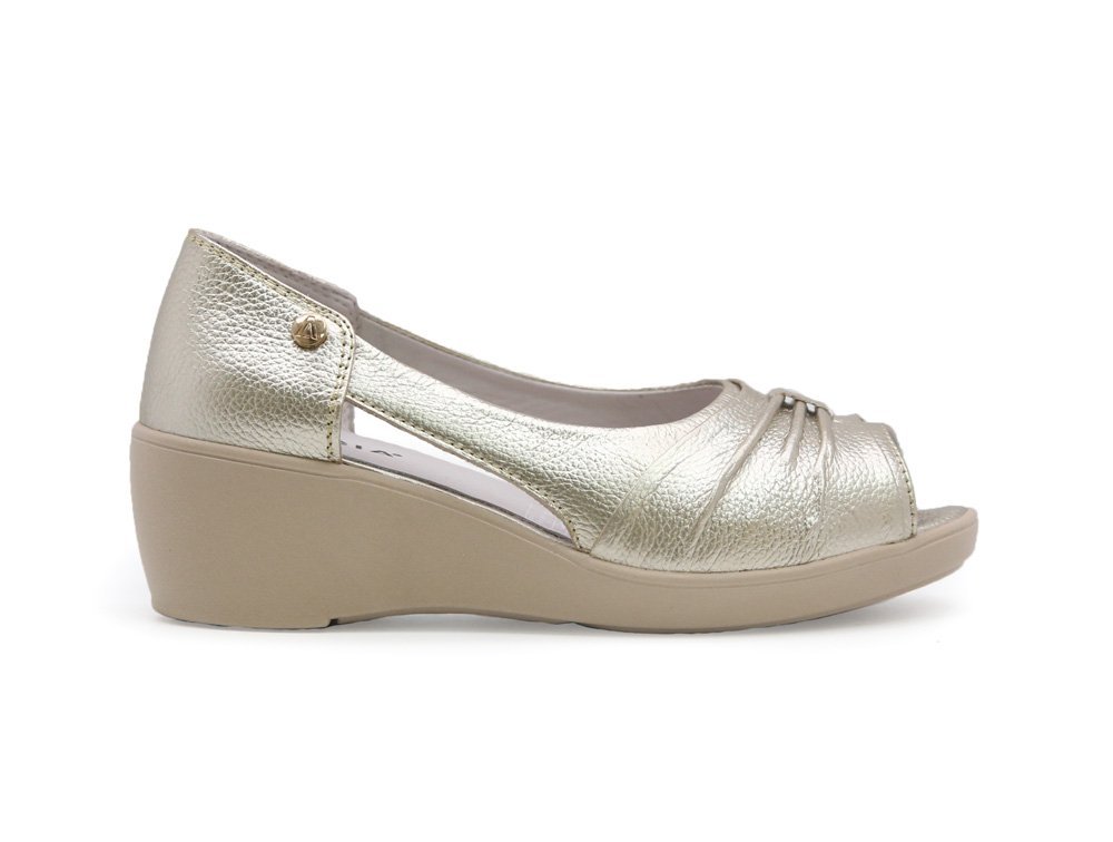 Sandalia en cuero dorado