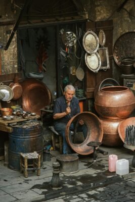 Artesano trabajando en taller tradicional — oficio detrás del cuero