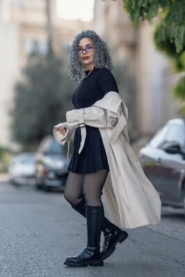 Mujer con outfit estilizado caminando por la ciudad