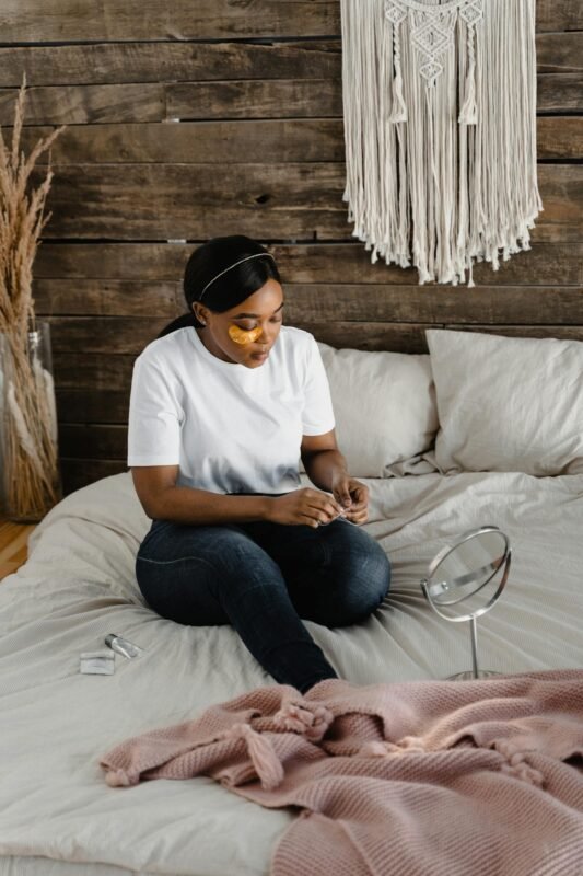 Mujer en rutina de autocuidado — cuidar con intención