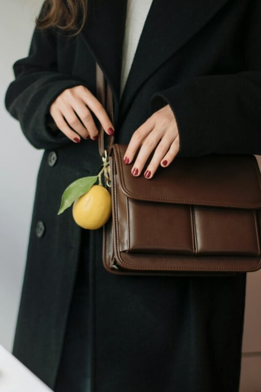 Mujer con bolso de cuero marrón — detalle de estilo