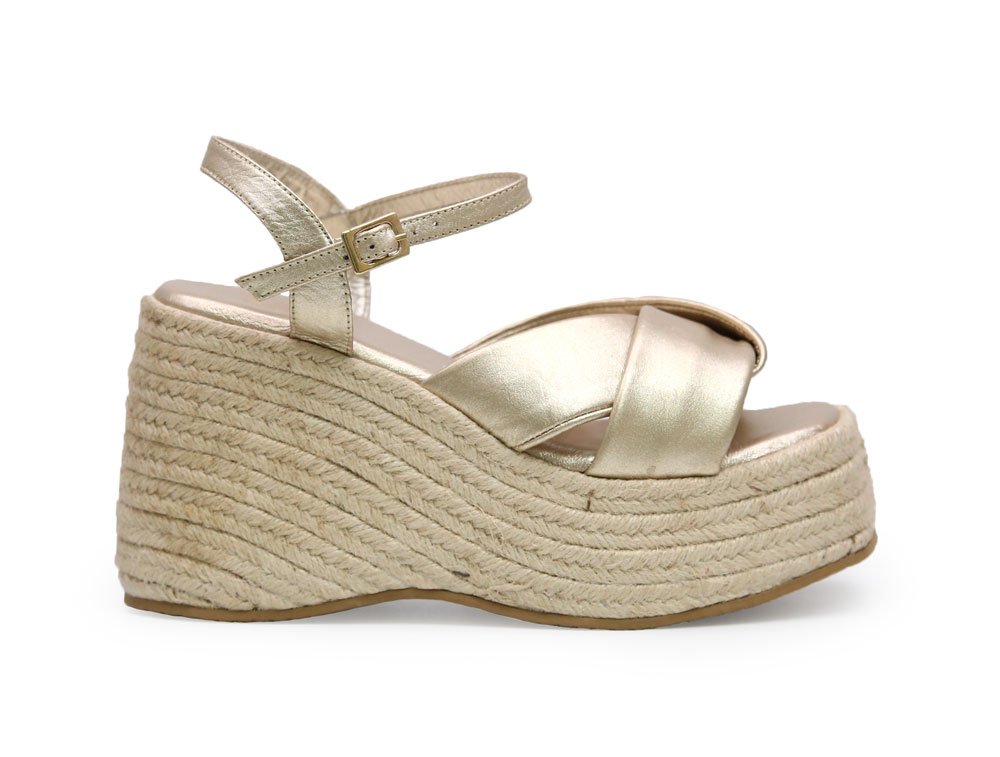 Sandalia en cuero oro