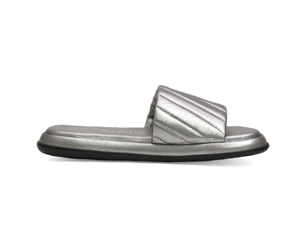 sandalia en cuero gris