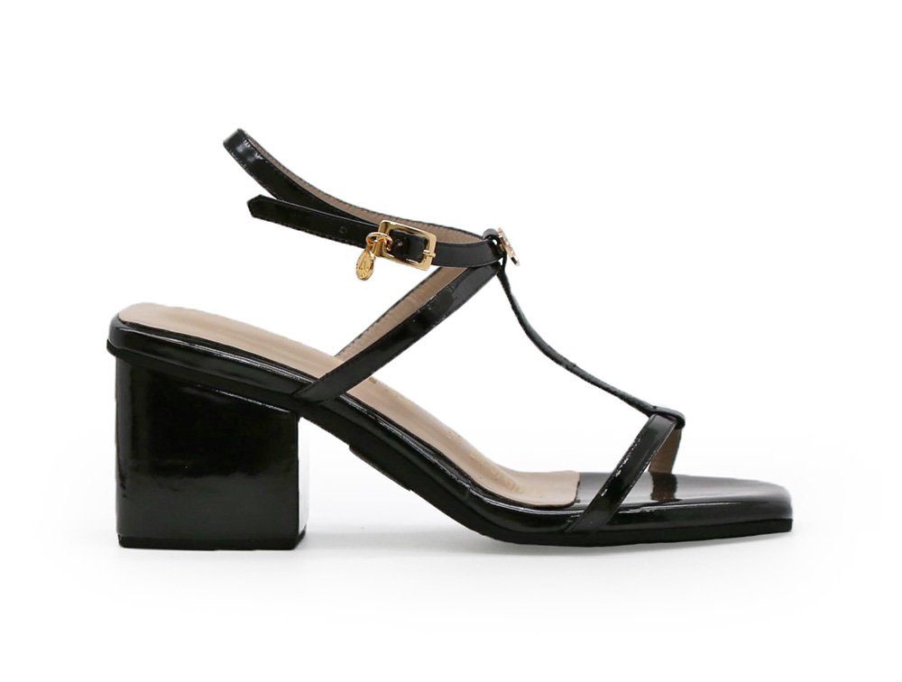 Sandalia en cuero negro