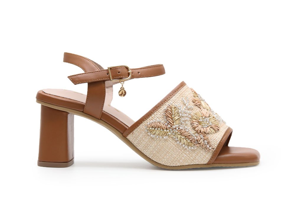 Sandalia en cuero miel