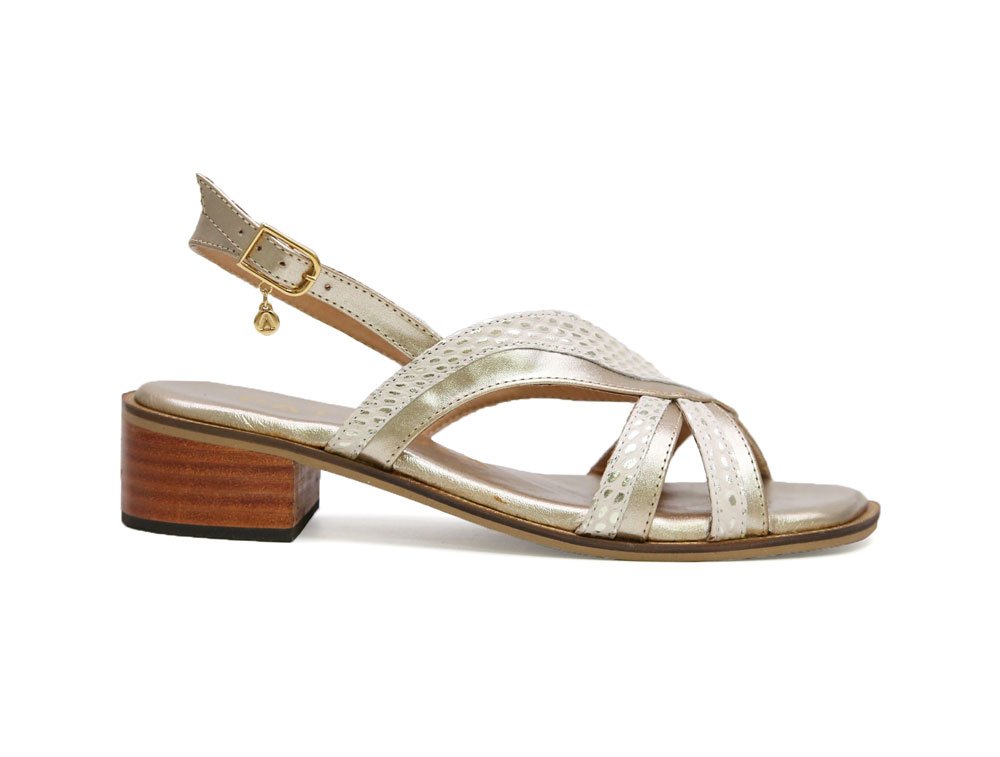 Sandalia en cuero oro