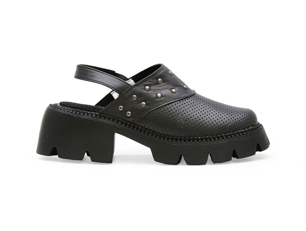 Zueco en cuero negro