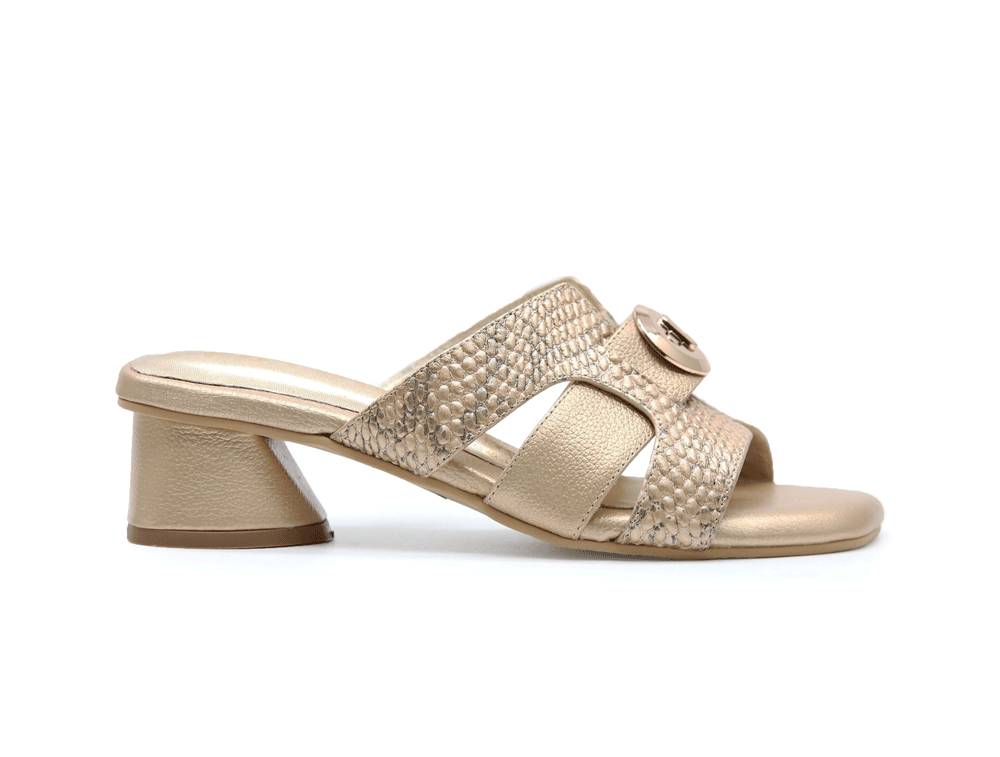 Sandalia en cuero oro
