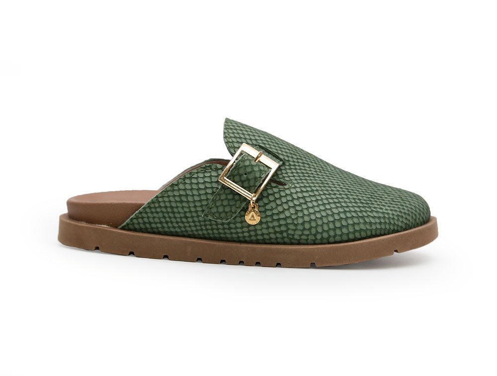 Zueco en cuero verde