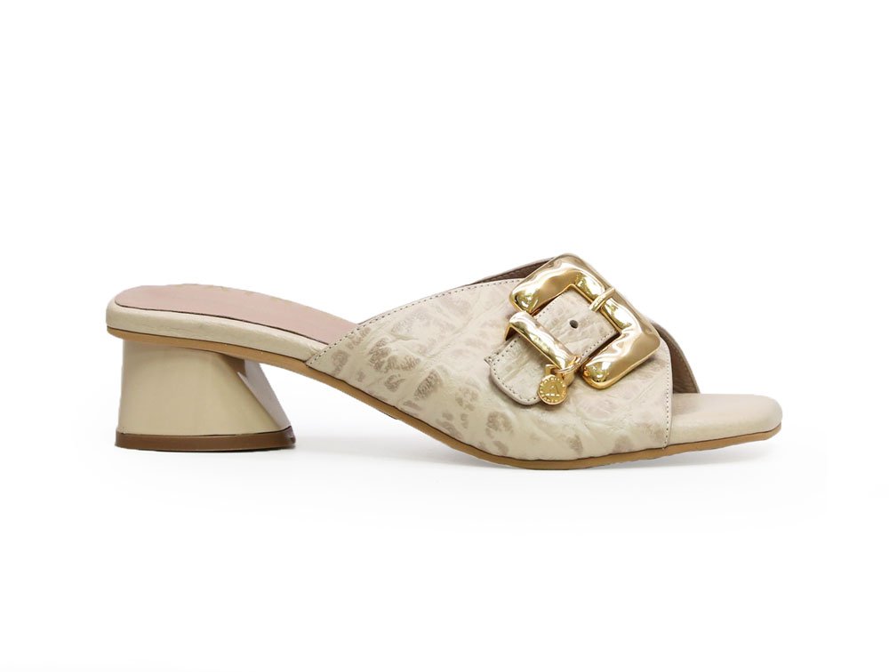 Sandalia en cuero latte