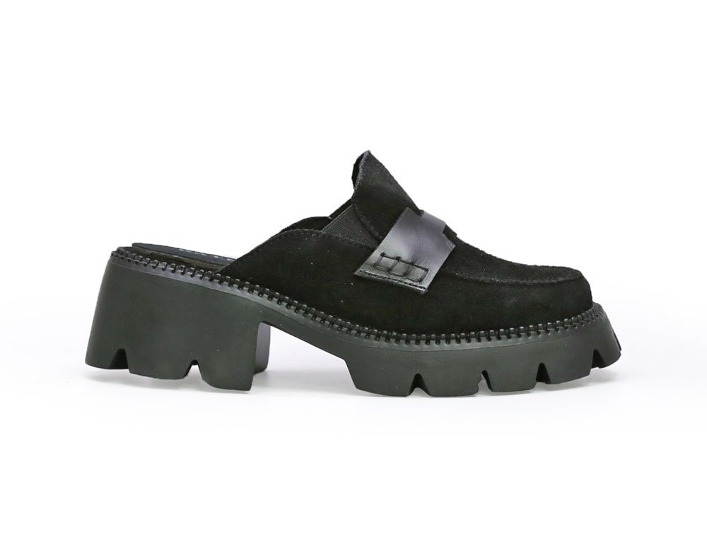 Zueco en cuero negro