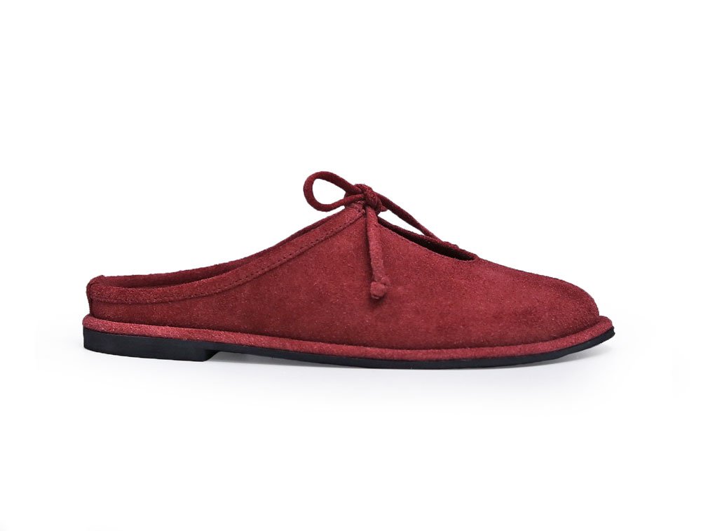 Zuecos en cuero vinotinto