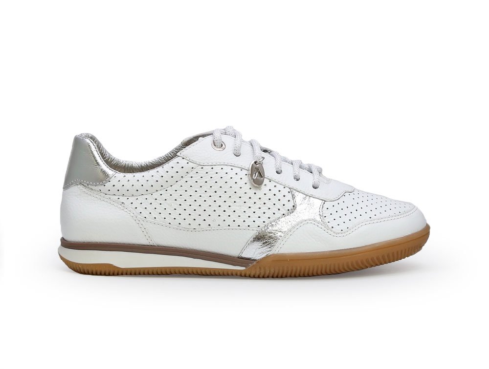 Tenis en cuero blanco