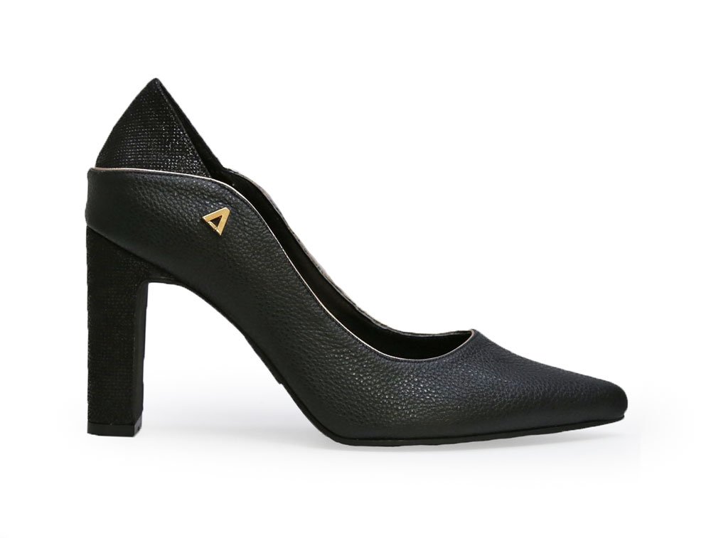 Zapatilla de tacon en cuero negro