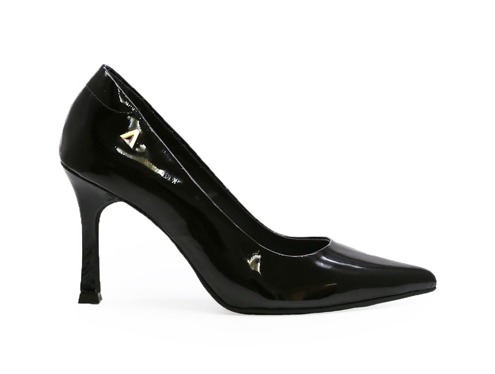 Zapatilla de tacon en cuero negro