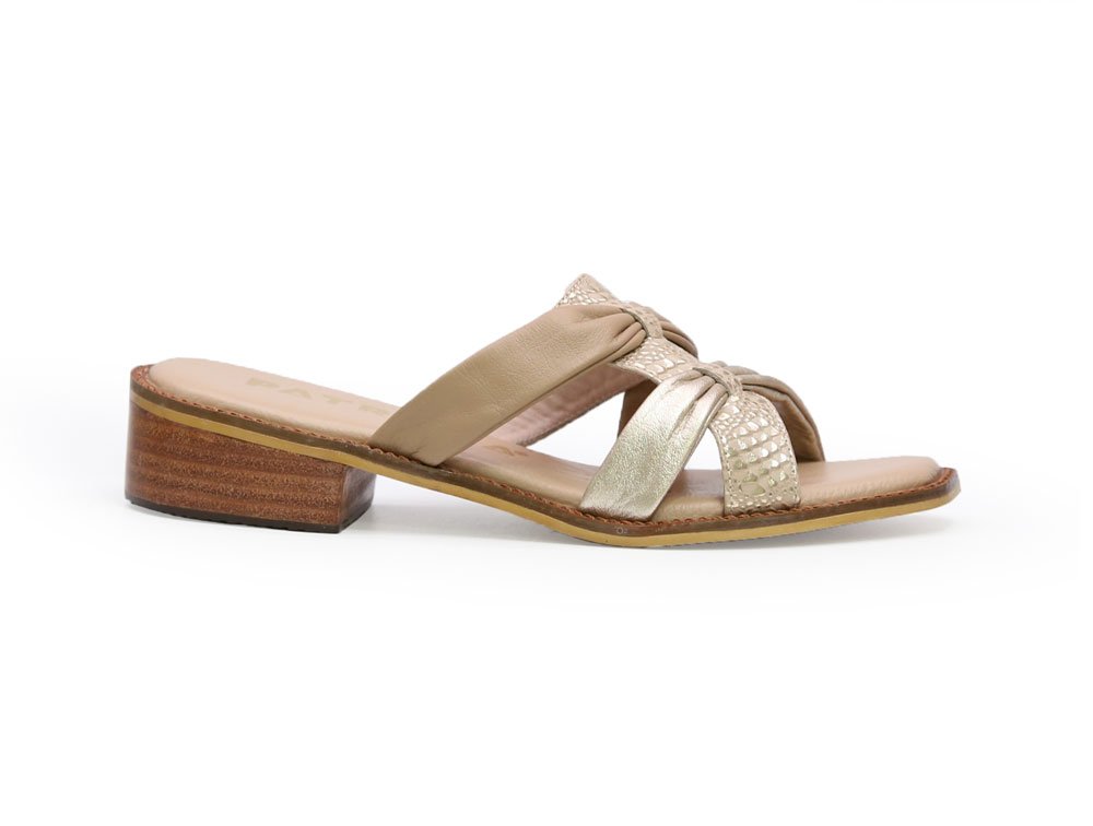 Sandalia en cuero amaretto
