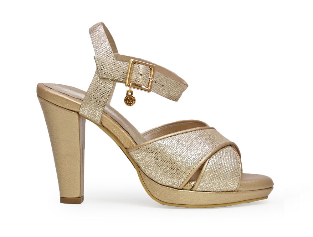 Sandalia en cuero oro