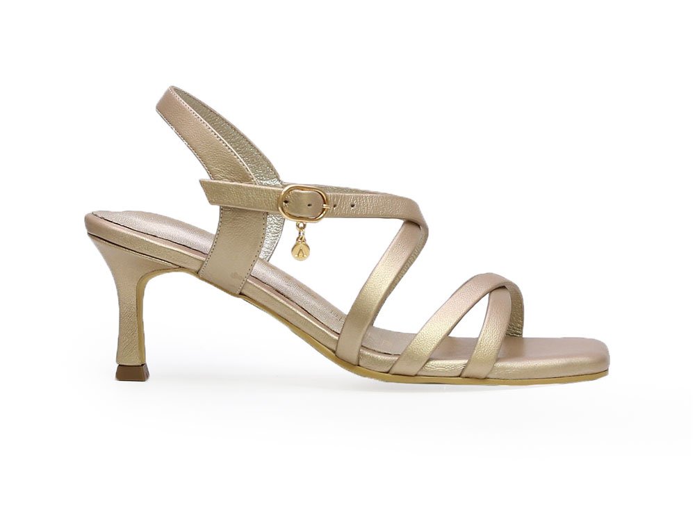 Sandalia en cuero oro