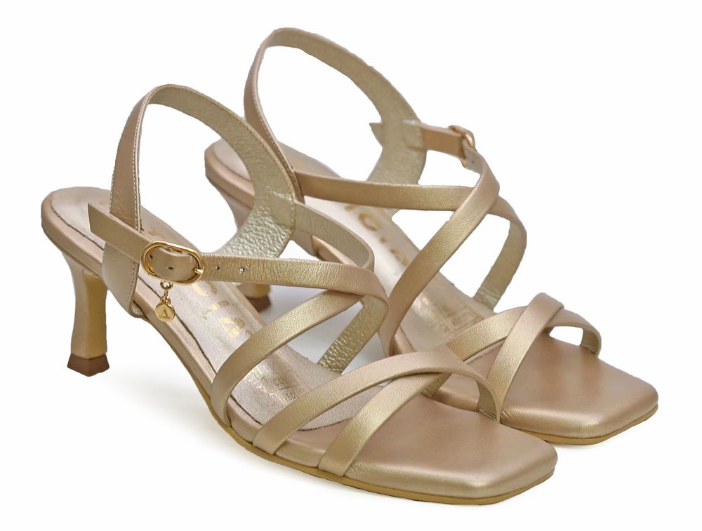 Alternative view of Sandalia en cuero oro